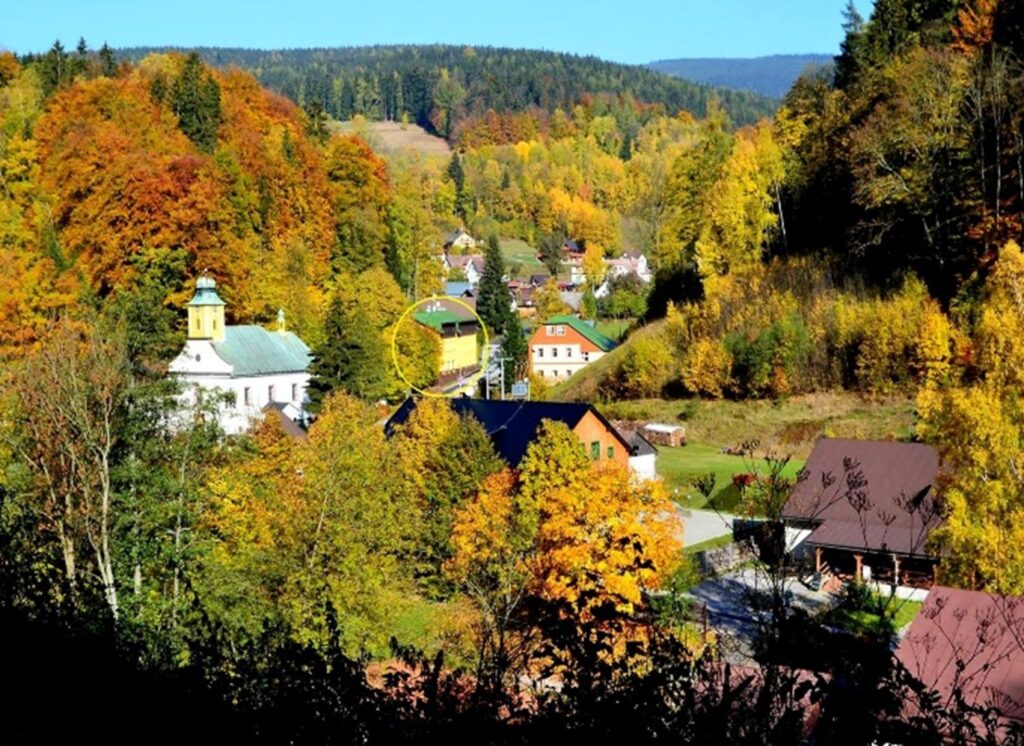 Dolní Dvůr je malebná horská vesnička s příjemnou rodinnou atmosférou